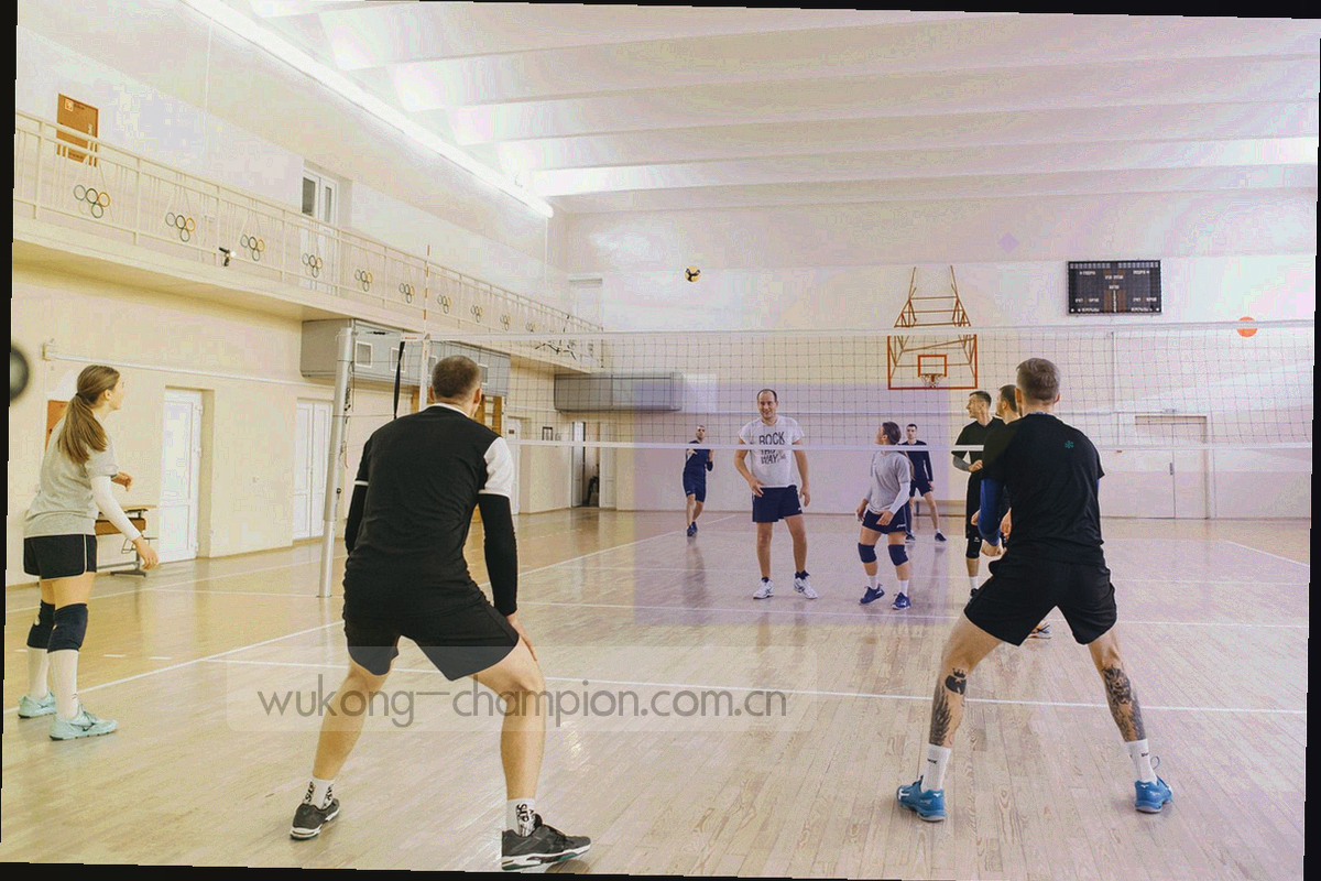 客厅沙发上三人各自关注不同屏幕，茶几上摆着手写赛程表，暖光环境